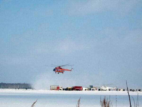 Сотрудники МЧС РФ ведут спасательные работы на месте крушения самолета ATR-72 под Тюменью. Самолет ATR-72 авиакомпании ЮТэйр, выполнявший рейс Тюмень - Сургут, упал в понедельник при взлете из аэропорта Тюмени. - Sputnik Грузия