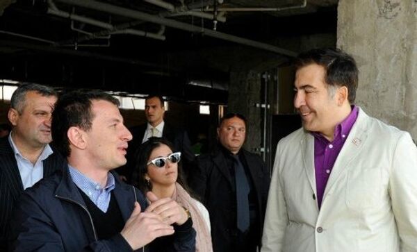 Президент Грузии Михаил Саакашвили 9 апреля осмотрел строительство гостиницы, побеседовал с занятыми на строительстве людьми и заострил внимание на перспективах трудоустройства местного населения. - Sputnik Грузия