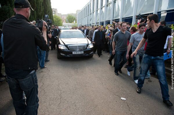 Иванишвили на своем автомобиле покидает территорию выставочного центра Экспо Джорджиа, где проходил съезд его политических сторонников. - Sputnik Грузия