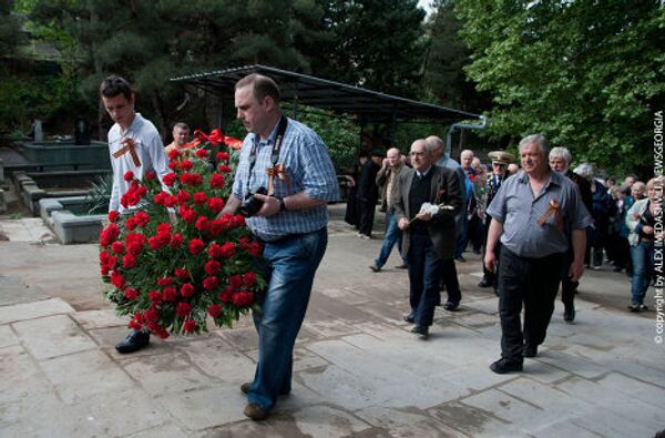 Ветераны из Северной Осетии вместе с представителями союза Отчизна и грузинскими ветеранами в воскресенье 6 мая возложили венки к Мемориалу погибшим в годы Второй мировой войны в Тбилиси. - Sputnik Грузия