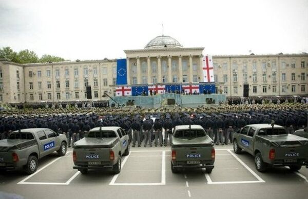А также полицейская техника - автомашины, бронетранспортеры и спецтехника. - Sputnik Грузия