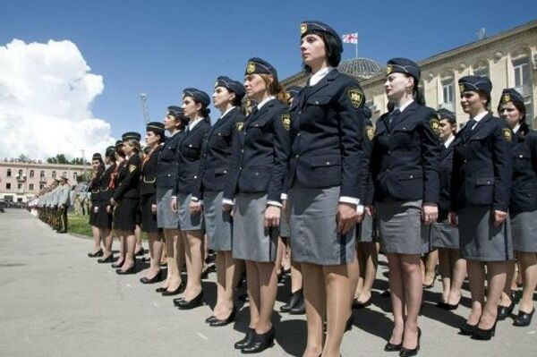 Женщины-полицейские на параде в Гори, 6 мая 2012 года. - Sputnik Грузия