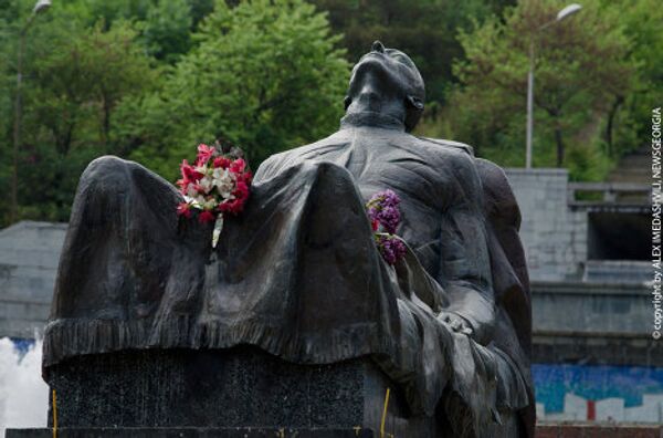 Собравшиеся у могилы Неизвестного солдата почтили память павших в войне и отдали дань уважения тем, кто боролся против фашизма. - Sputnik Грузия