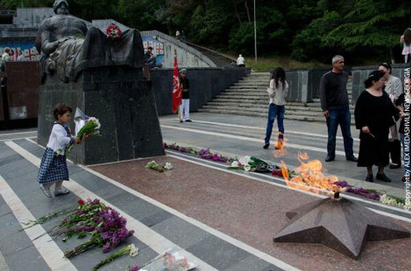 В этом году День Победы в Тбилиси начали отмечать 8 мая: представители внешнеполитического ведомства Грузии и дипломатического корпуса возложили венки к могиле Неизвестного солдата во вторник. - Sputnik Грузия