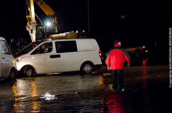 Последствия наводнения ликвидируют спасатели и сотрудники службы водоснабжения GWP. - Sputnik Грузия