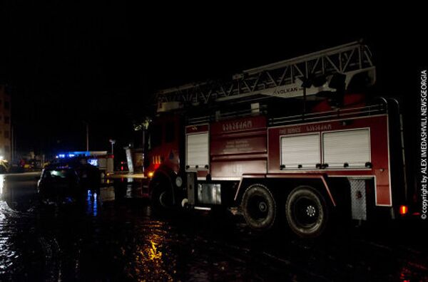На ликвидацию последствий наводнения были привлечены спасатели, пожарные, спецтехника и даже военные специалисты и техника. - Sputnik Грузия