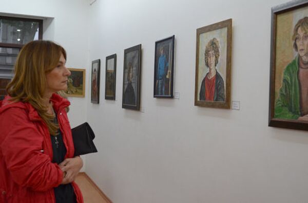 Гости осматривают выставку работ Майи Надарая. - Sputnik Грузия