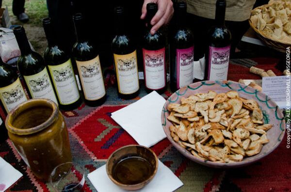 Этот фестиваль, и все подобные мероприятия, которые повышают интерес к грузинским винам, демонстрируют культуру вина, очень полезны. И фестиваль в Этнографическом музее уже стал традицией, которая обязательно будет продолжаться, - отметил мэр столицы Грузии. - Sputnik Грузия