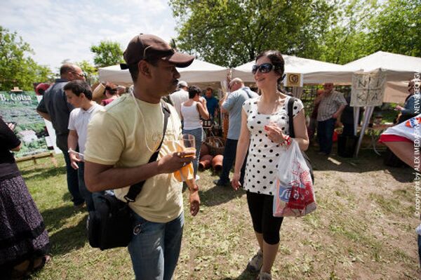 В 2011 году фестиваль молодого вина в Тбилиси, который также прошел на территории Этнографического музея, собрал около 10 тысяч посетителей, среди которых большинство были иностранцы. - Sputnik Грузия