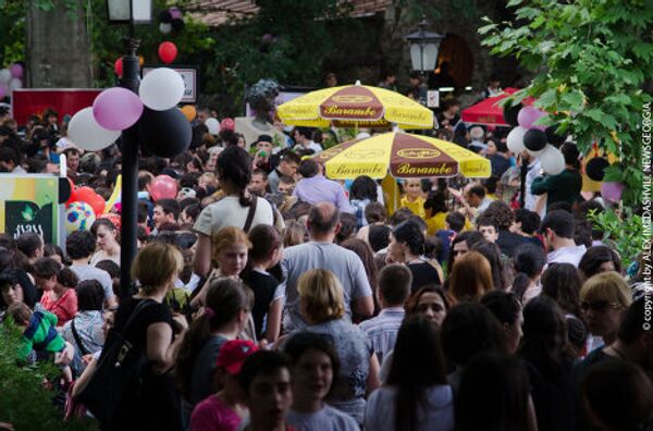 Фестиваль посетили сотни жителей Тбилиси и гостей столицы. Желающих принять участие в фестивале, попробовать шоколад и посмотреть концерт оказалось так много, что они не умещались на территории, где проводилась акция, в результате в месте, где раздавали шоколад, возникла давка.  - Sputnik Грузия