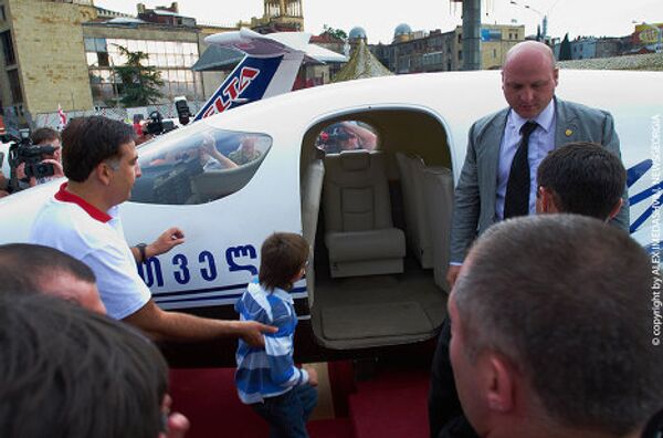 Михаил Саакашвили посидел вместе с детьми посетителей выставки за штурвалом одного из представленных на Параде промышленности самолетов, Elite Jet (2 человека экипажа, до 8 пассажирских мест). - Sputnik Грузия