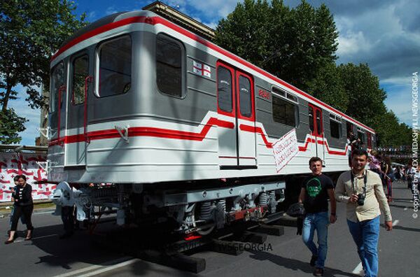 Напротив здания парламента на проспекте Руставели разместился произведенный в Грузии вагон метро.  - Sputnik Грузия