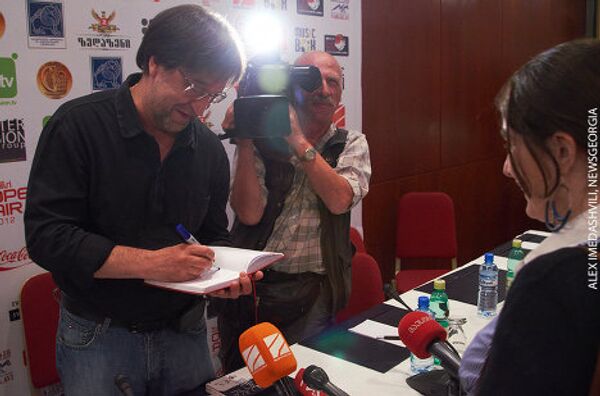 Также после пресс-конференции, Юрий Шевчук раздавал автографы журналистам. - Sputnik Грузия