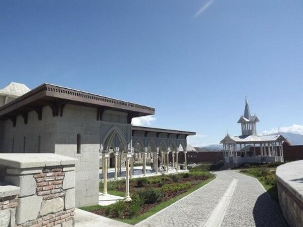 В комплексе, наряду с православной церковью Святой Марины, расположены мечеть, католическая церковь, синагога и армянская церковь. - Sputnik Грузия