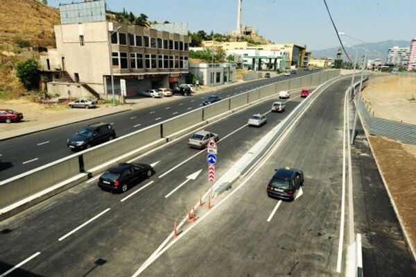 Как говорится в сообщении на официальной странице мэра в сети Facebook, тоннель открыт с целью улучшения дорожного движения и в рамках проекта по развитию городских автомагистралей. - Sputnik Грузия