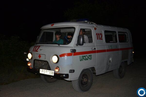 Через село в сторону границы проследовали десятки машин с сотрудниками МВД и военными. - Sputnik Грузия