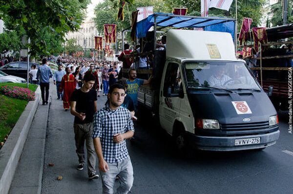 Участники шествия проходят по проспекту Руставели. - Sputnik Грузия