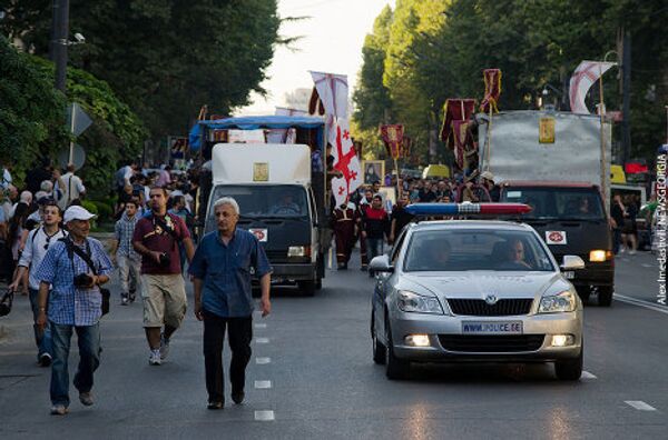 Шествие сопровождала патрульная полиция, обеспечивая порядок. - Sputnik Грузия
