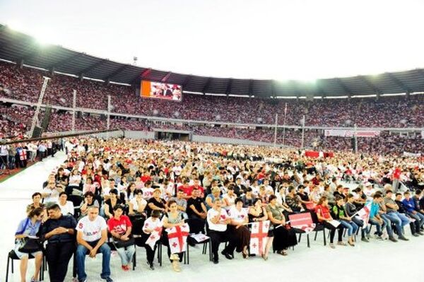 Собрание Единого Национального движения в пятницу, 28 сентября, прошло в Тбилиси, на стадионе им. Бориса Пайчадзе, при полном аншлаге – были заполнены все 60 тысяч мест, и еще часть людей разместилась на ступеньках и на поле. - Sputnik Грузия