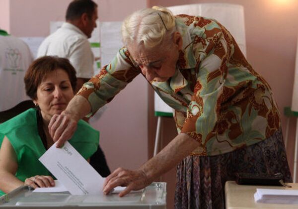 Выборы, согласно новому Избирательному кодексу, будут считаться состоявшимися при любой явке избирателей. Что касается мажоритариев, то для прохождения в парламент кандидат в депутаты должен набрать большинство голосов, но не менее 30 процентов от общего числа проголосовавших в своем округе. - Sputnik Грузия