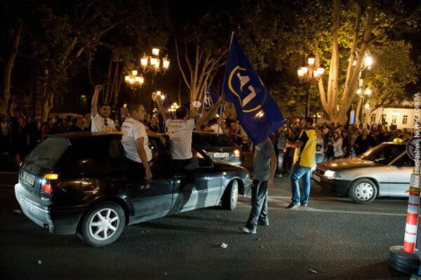 По улицам Тбилиси разъезжали автомашины, пассажиры которых держали в руках флаги Грузинской мечты с изображением символики коалиции и порядкового номера в избирательных списках. - Sputnik Грузия