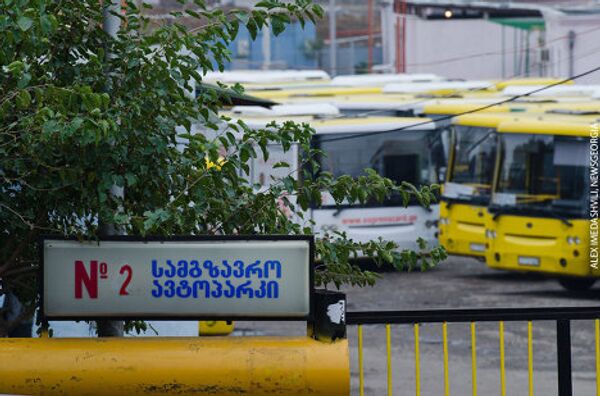 В забастовке с 8 ноября участвовали водители более 1300 автобусов всех трех столичных автопарков. Они выдвинули требования по 17 пунктам, в том числе, по повышению зарплат, улучшению условий работы, урегулированию системы штрафов, медицинской страховке и системе техобслуживания. - Sputnik Грузия