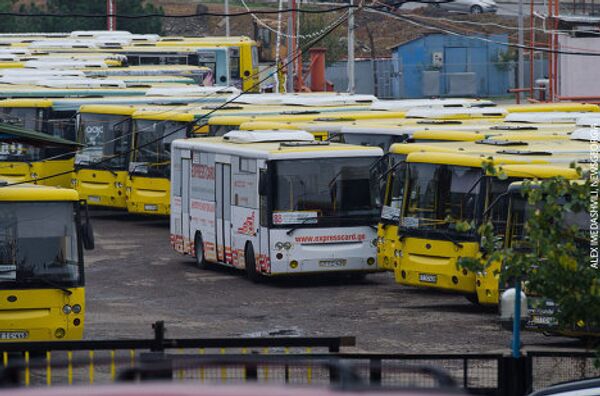 Водители муниципальных автобусов Тбилиси, которые бастовали пять дней, выдвигая различные требования, возобновили работу со вторника, 13 ноября. Машины вышли на линии в обычном режиме. - Sputnik Грузия