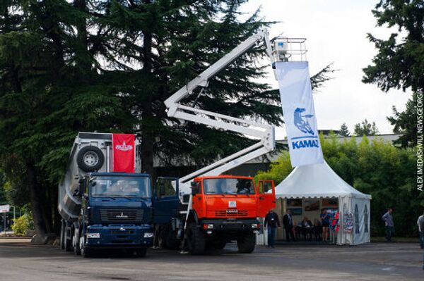 На выставке была представлена продукция и других российских автопроизводителей. На открытой площадке были выставлены грузовые автомашины КамАЗ.  - Sputnik Грузия