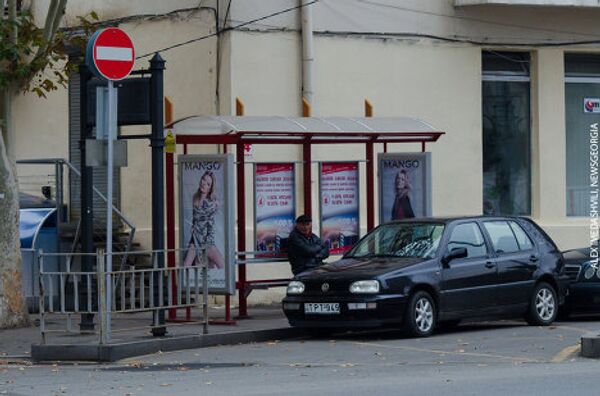 Тут же напротив, у здания мэрии Тбилиси, расположена автобусная остановка. Там, с нарушением правил, на разметке зоны для автобусов были припаркованы два легковых автомобиля - Volkswagen Golf и Мерседес.  - Sputnik Грузия
