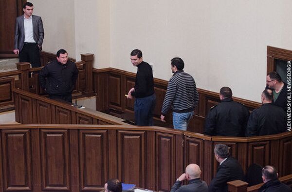 Ираклий Окруашвили входит в зал суда, люди приветствовали его стоя и аплодировали. - Sputnik Грузия