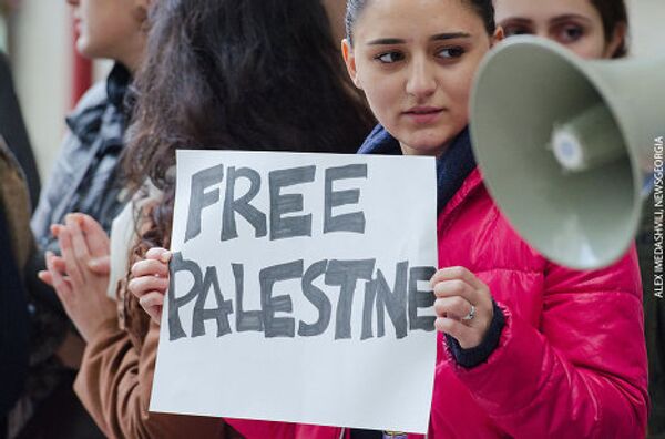 Участница акция в поддержку Палестины у посольства Израиля в Тбилиси, 20 ноября 2012 года. - Sputnik Грузия