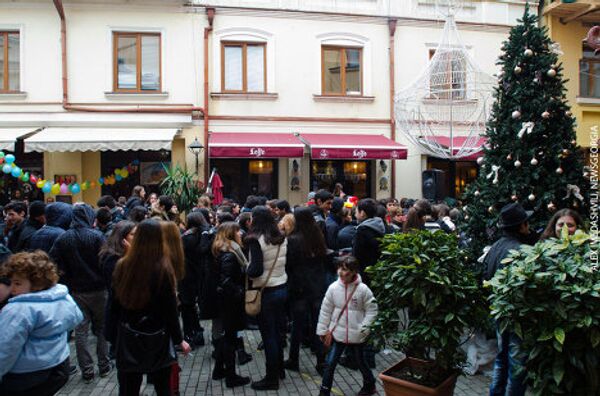 В Тбилиси на улице Шардена, в Старом городе, 23 декабря прошла благотворительная акция. - Sputnik Грузия