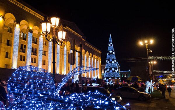 Главная новогодняя елка Грузии зажглась вечером во вторник 25 декабря на проспекте Руставели в центре Тбилиси. - Sputnik Грузия