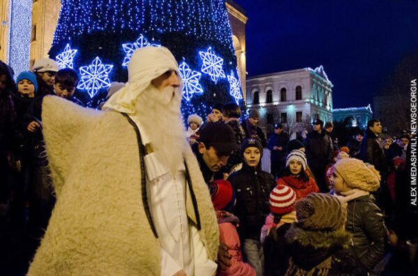Он зажег главную Елку вместе с детьми и участниками праздника - Санта Клаусом и грузинским Дедом Морозом - Товлис Бабу. - Sputnik Грузия