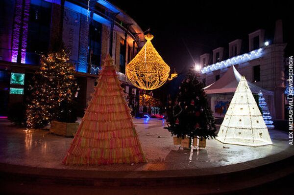 В новогодние дни на улице Шардена в Старом Тбилиси проходила выставка необычных новогодних елок. Там же была расположена сцена, где проходили новогодние представления. - Sputnik Грузия