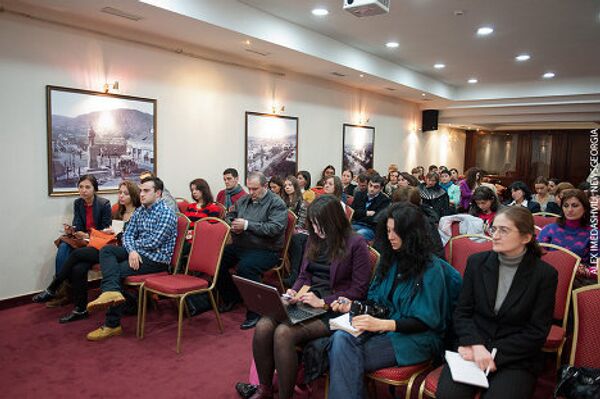 Для участия в проекте записались более 50 журналистов различных грузинских СМИ и студентов факультетов журналистики. - Sputnik Грузия