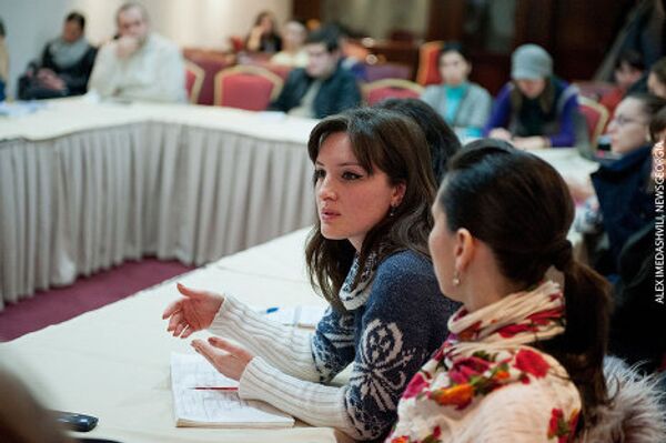 Участники Школы журналистики активно участвовали в дискуссии, вопросов авторам доклада было задано так много, что потребовалось дополнительное время для встречи. - Sputnik Грузия