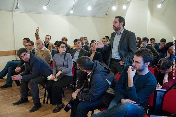 Участники гражданских слушаний задают вопросы на встрече.  - Sputnik Грузия