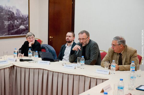 Участники круглого стола представляют свои доклады и видение перспектив развития региона.  - Sputnik Грузия
