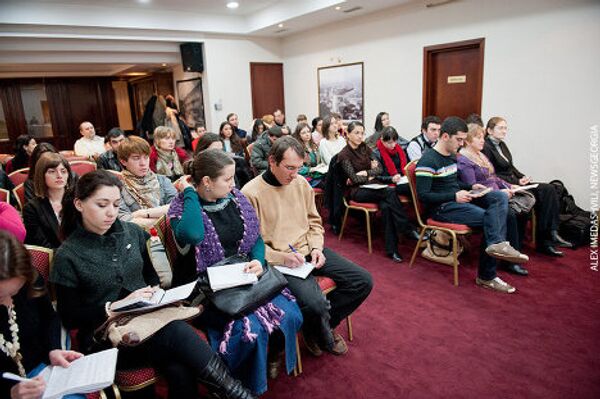 За ходом круглого стола наблюдали и задавали вопросы участники первой Российско-Грузинской школы журналистики, которая в течение недели проходила в Тбилиси. - Sputnik Грузия