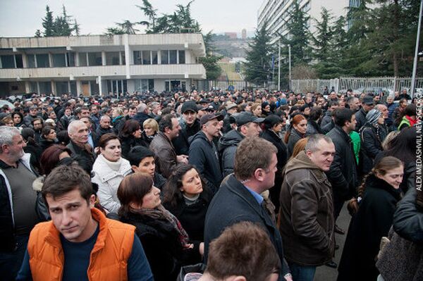 Для того, чтобы выразить поддержку мэра, у здания собралось несколько сотен его сторонников и представители партии Единое национальное движение, которое проиграв парламенские выборы 1 октября 2012 года, перешло в оппозицию. - Sputnik Грузия