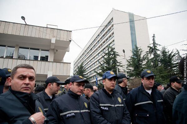 Также к зданию следственной службы министерства финансов были стянуты подразделения полиции, для обеспечения порядка.  - Sputnik Грузия