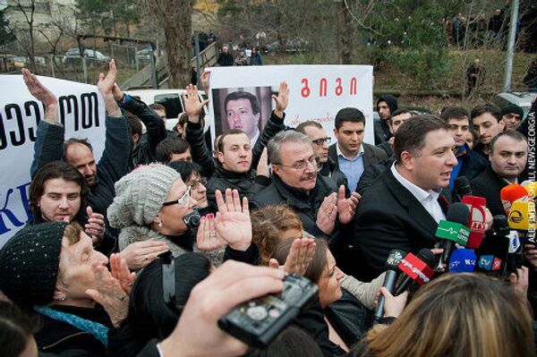 Сторонники Гиги Угулава аплодируют мэру Тбилиси в знак поддержки. - Sputnik Грузия