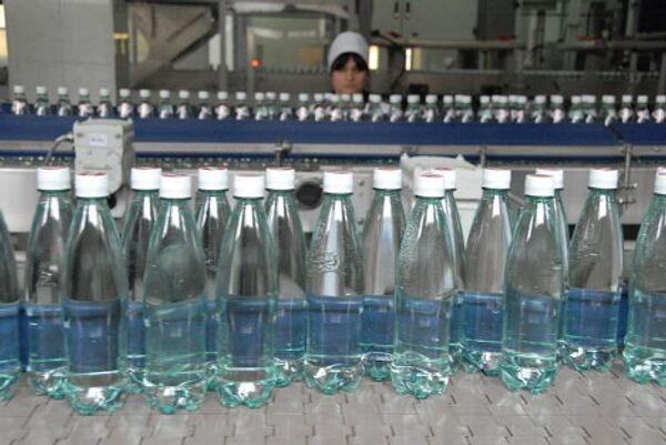 В городе Боржоми работают 2 разливочных завода: первый фасует продукцию в стеклянные бутылки, второй – в ПЭТ-бутылки. - Sputnik Грузия
