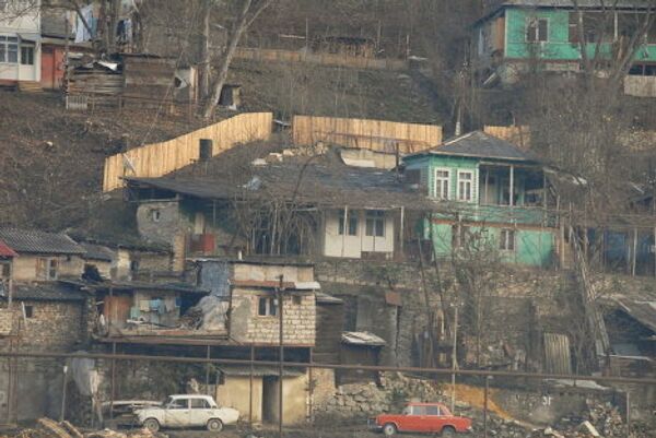 Боржомские трущобы. Знаменитая минеральная вода настолько сказывается на благосостоянии боржомцев, как, к примеру, нефть на жителей Нигерии. Ни здесь, ни там доходы не перепадают местному населению. Контрольными пакетами владеют иностранные компании. - Sputnik Грузия