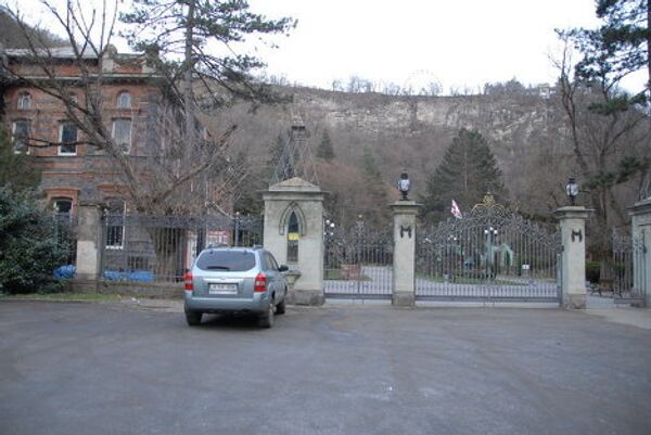 Главные ворота в парк минеральных вод в Боржоми. - Sputnik Грузия