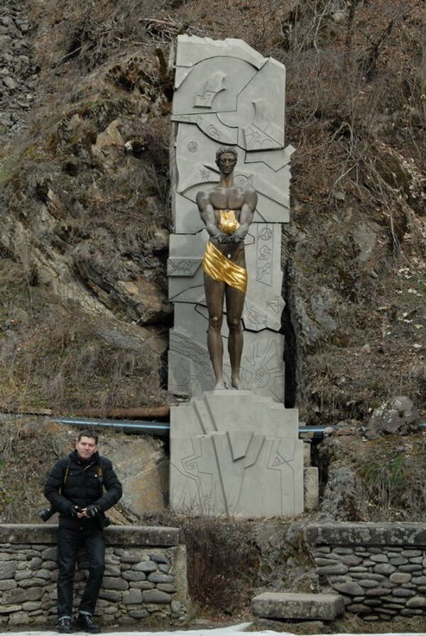 Памятник Прометею в Боржомском парке. Грузины считают, что именно в этом месте Зевс пригвоздил Прометея к скале. - Sputnik Грузия