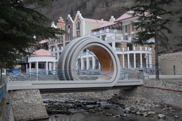 Гостиница для туристов рядом с парком и необычный мост на горной речушке. - Sputnik Грузия