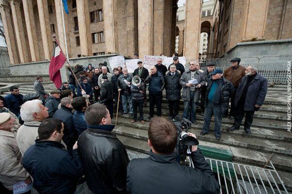Две акции «Против российской оккупации» прошли в центре Тбилиси в понедельник, 25 февраля, у здания бывшего парламента Грузии. В целом, в них приняло участие около 200 представителей общественности, неправительственных организаций. Две акции «Против российской оккупации» прошли в центре Тбилиси в понедельник, 25 февраля, у здания бывшего парламента Грузии. В целом, в них приняло участие около 200 представителей общественности, неправительственных организаций. - Sputnik Грузия