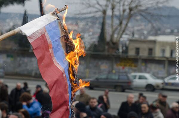 ...и на центральном проспекте Тбилиси - Руставели. Правда, вряд ли кто из проезжавших мимо старого здания парламента машин, понимал, что происходит. ...и на центральном проспекте Тбилиси - Руставели. Правда, вряд ли кто из проезжавших мимо старого здания парламента машин, понимал, что происходит. - Sputnik Грузия